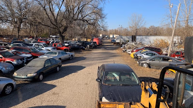 New Deal Auto Salvage at 2405 Hawthorne Ave, Waterloo, IA 50702